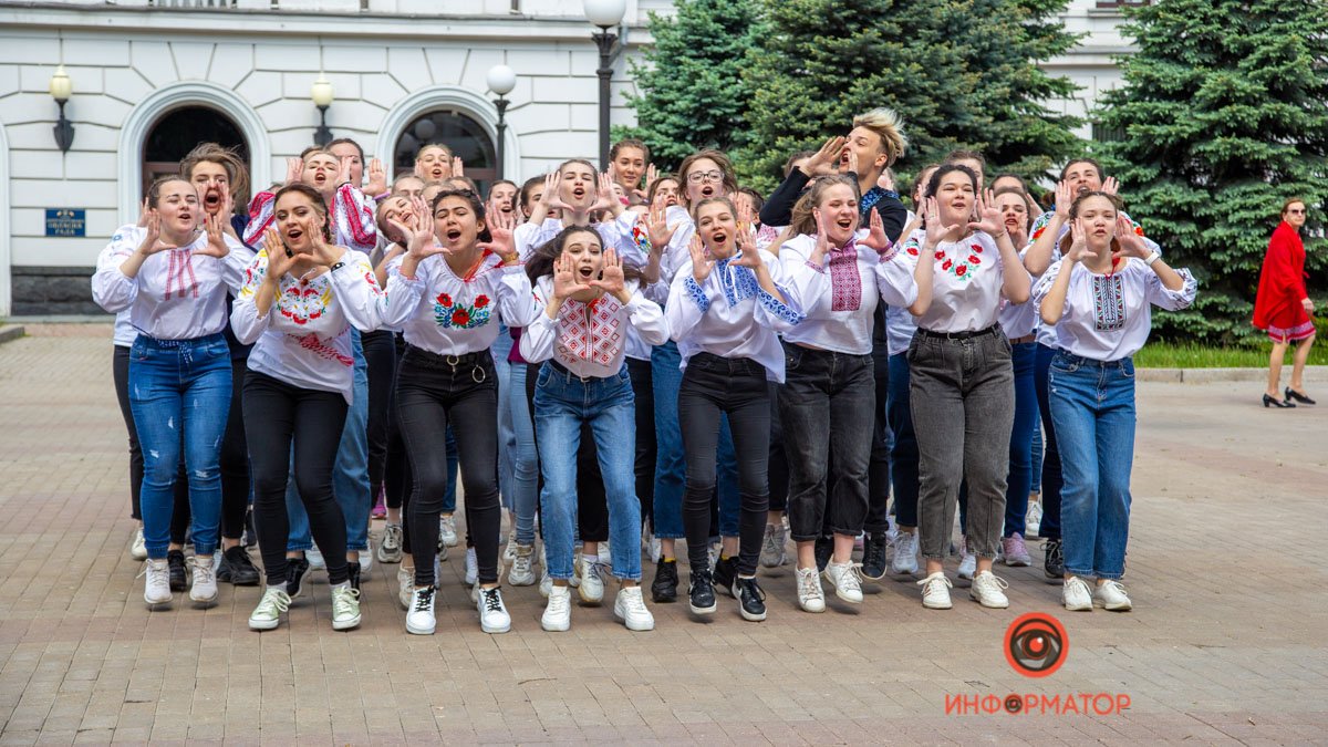 В Днепре возле ОГА студенты танцевали в вышиванках
