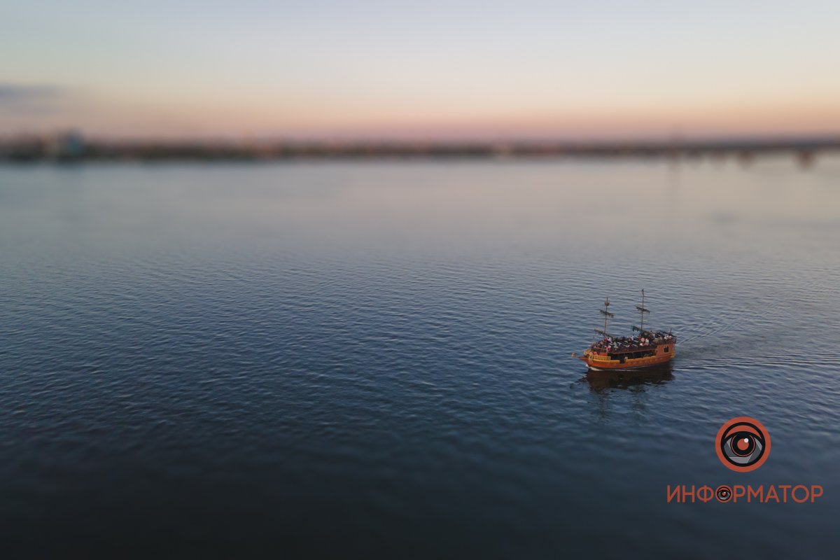 Льют на улицы яркий лимонный свет,