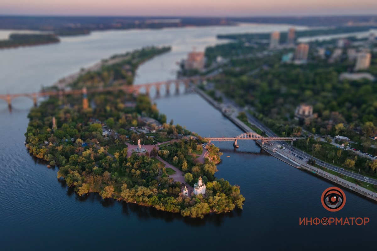 Окна светятся розовым изнутри