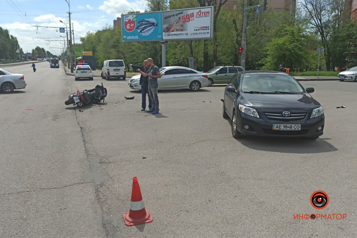 Здесь мужчина на мотоцикле Yamaha T-Max 500 врезался в Toyota Corolla Здесь мужчина на мотоцикле Yamaha T-Max 500 врезался в Toyota Corolla