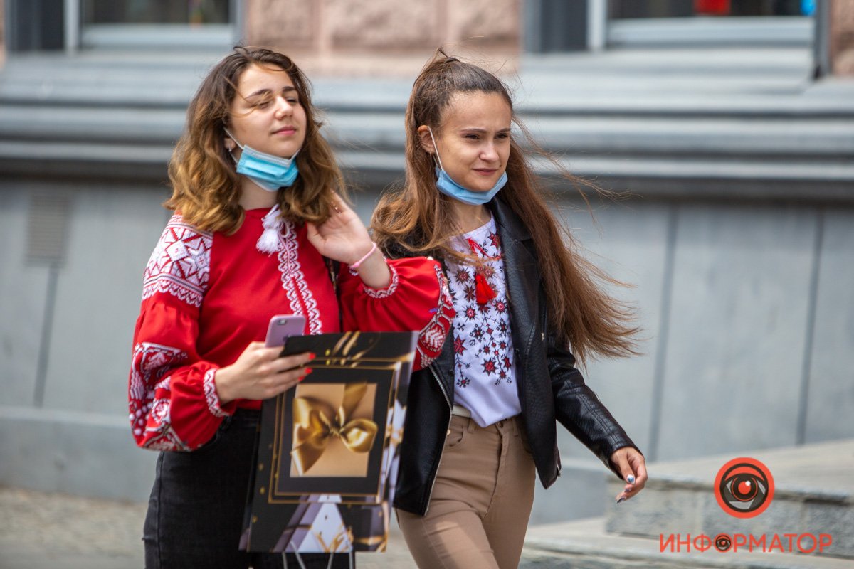 Традиций придерживаются и старшее, и младшее поколения Традиций придерживаются и старшее, и младшее поколения
