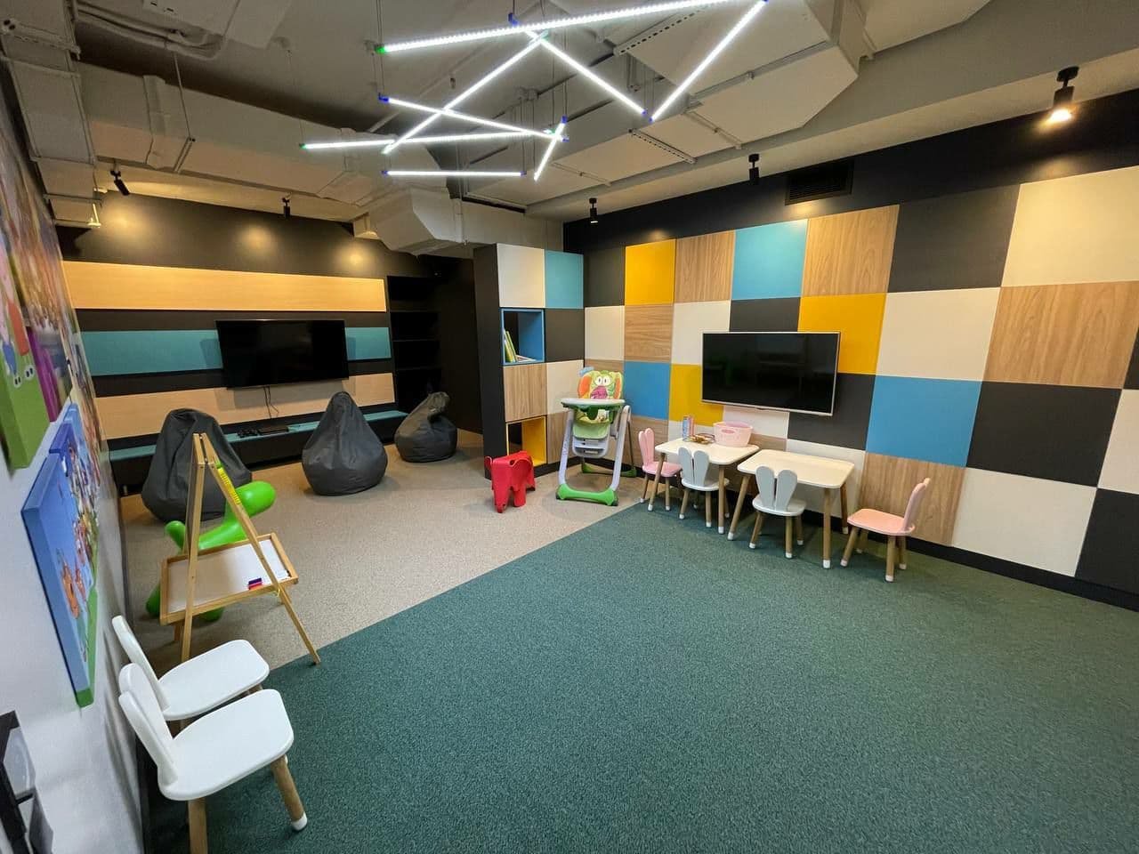 Также есть детская комната - ваши малыши тоже могут здорово провести время