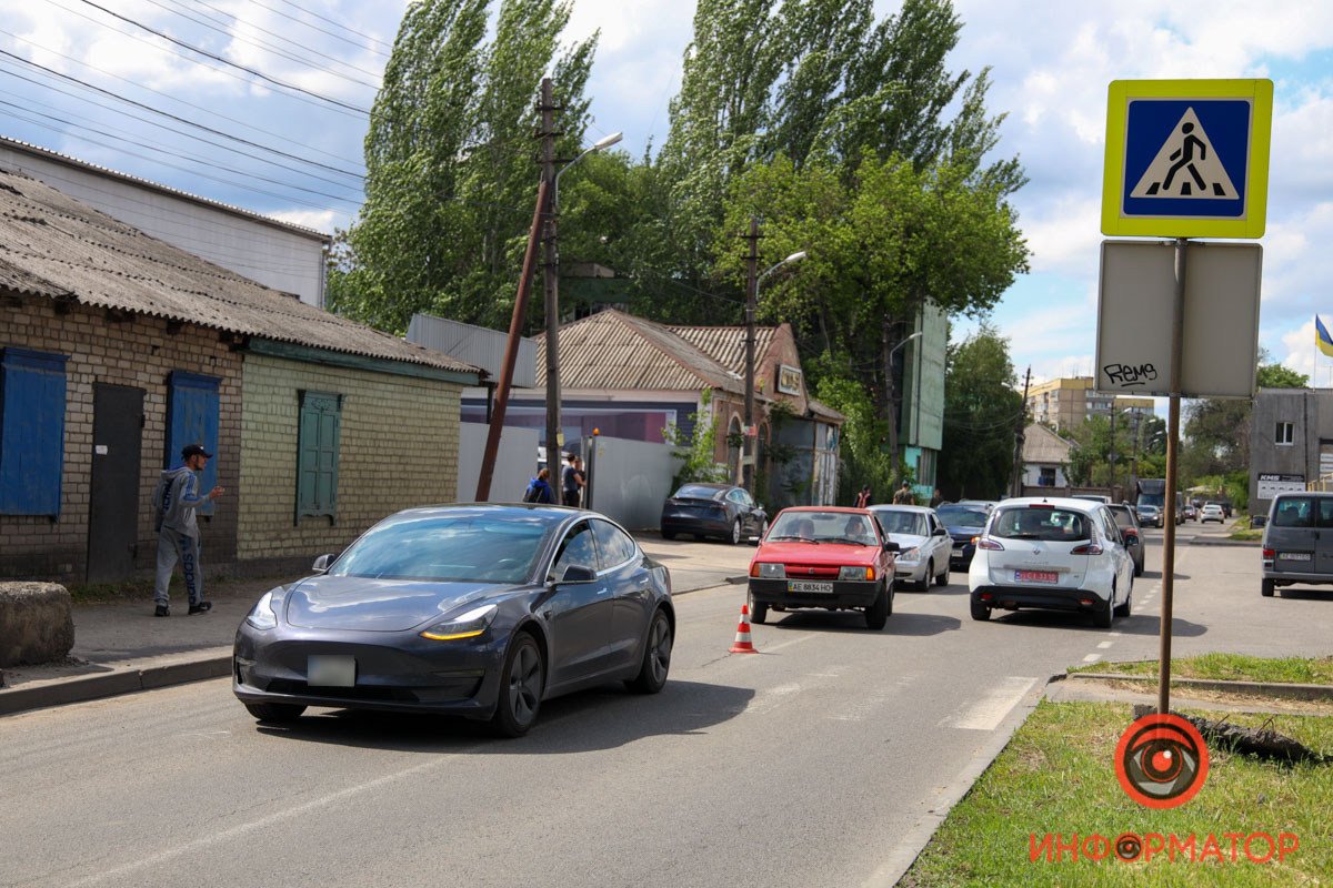 20 мая на улице Каруны водитель Tesla сбил мужчину 20 мая на улице Каруны водитель Tesla сбил мужчину
