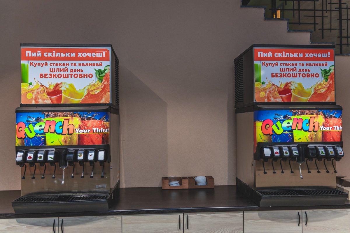 Покупай стаканчик и пей сколько хочешь!