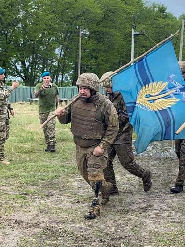 Мужчина прошел полосу препятствий с протезом на ноге