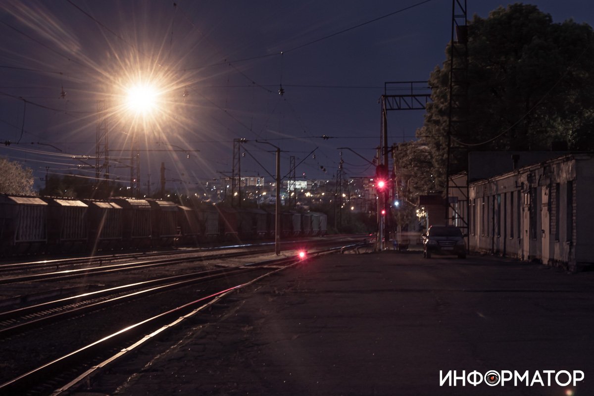 На горизонте лишь грузовой состав 