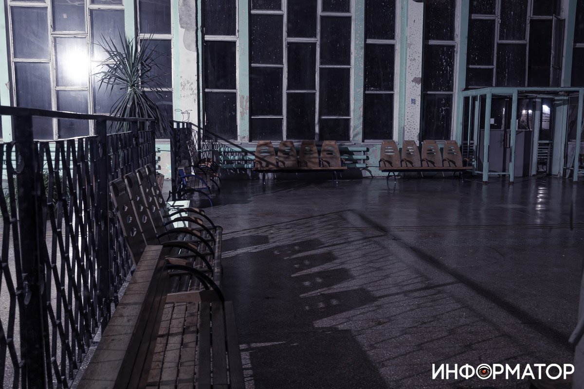 Зал ожидания пустует