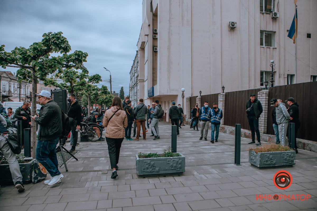 Пришли несколько десятков человек