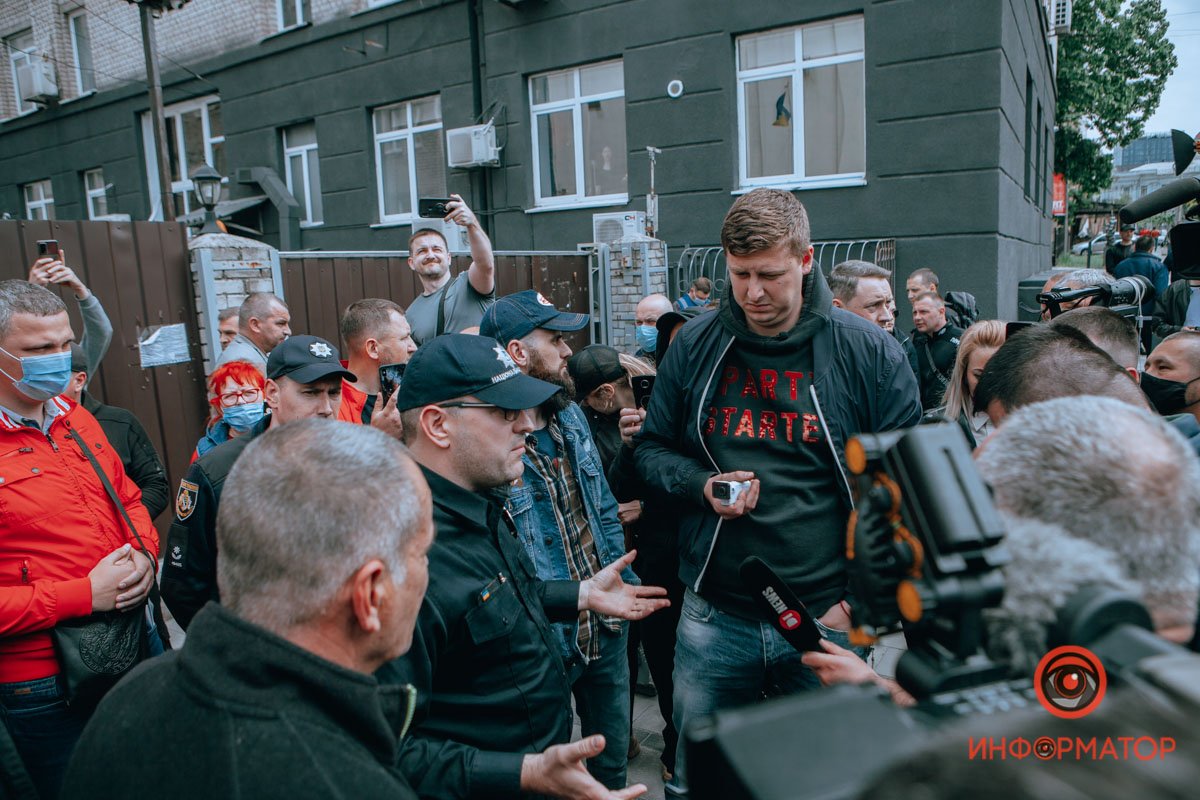 К участникам вышел заместитель начальника ГУНП Владимир Богонис