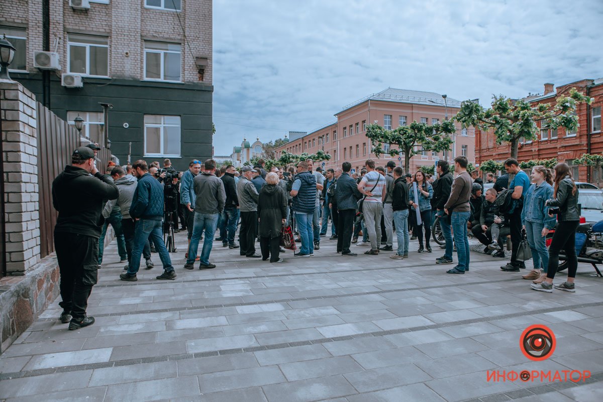 Среди требований - рассказать о ходе расследования и передать Максиму видеофиксацию происшествия