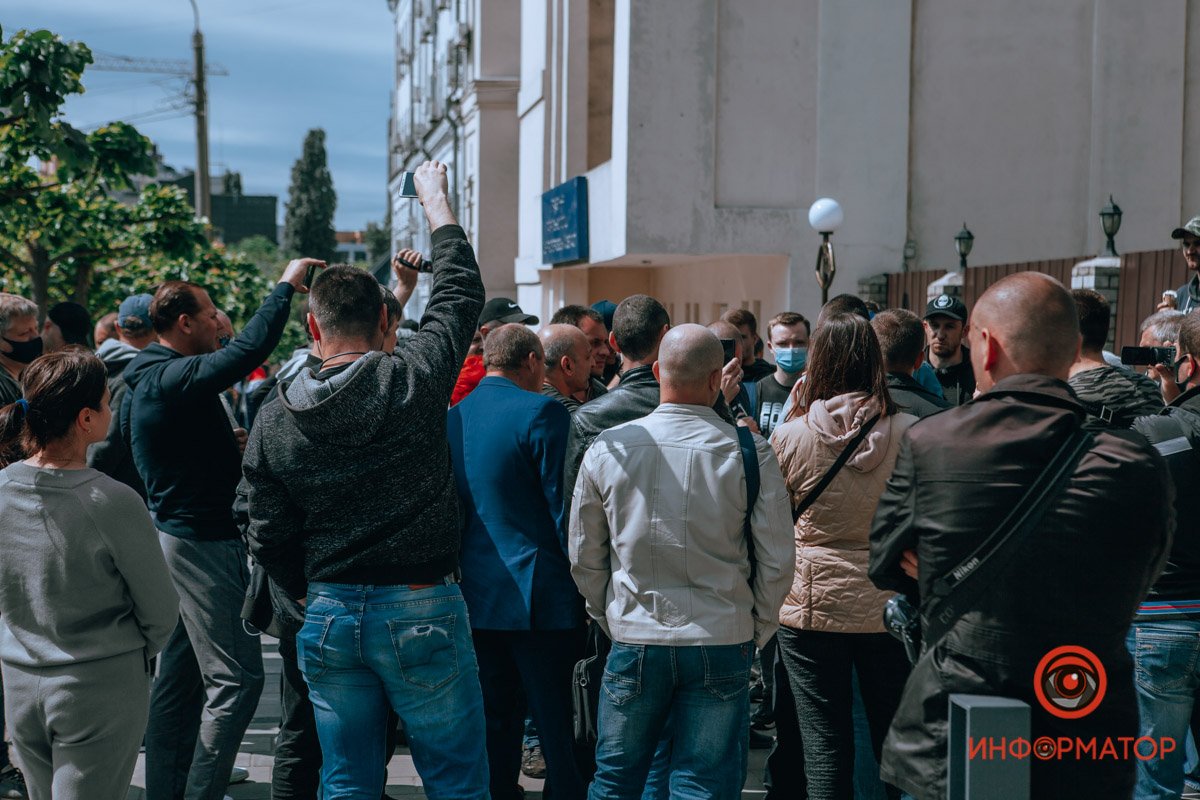 Было очень шумно. Слова патрульных растворялись в криках протестующих