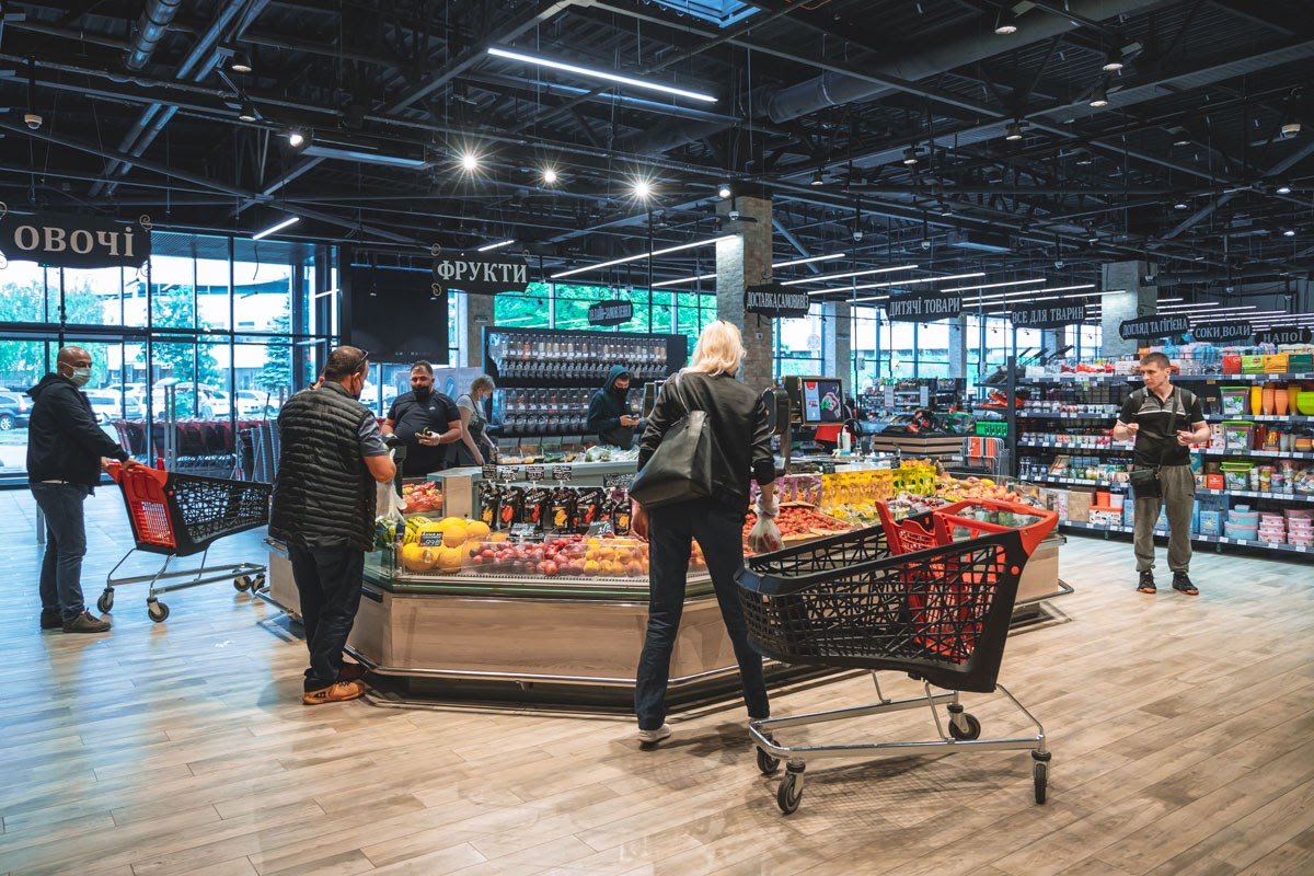 Или выбрать продукты в торговом зале, составив список покупок при помощи приложения