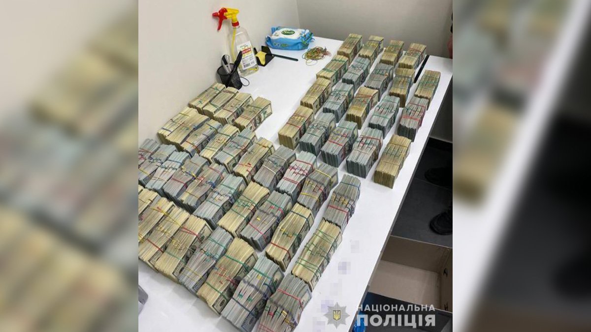 Во время обысков у "Умки" и "Лаши Свана" изъяли 3,2 миллиона долларов