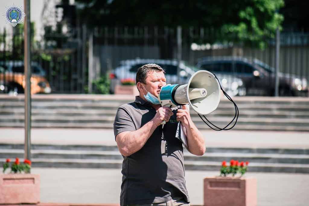 Стычки с полицией и клубы дыма: что происходило возле Университета внутренних дел в Днепре 1