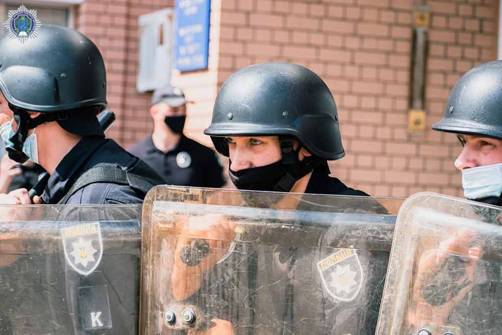 Стычки с полицией и клубы дыма: что происходило возле Университета внутренних дел в Днепре 2