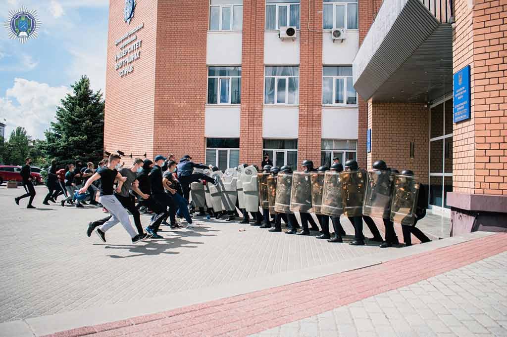 Стычки с полицией и клубы дыма: что происходило возле Университета внутренних дел в Днепре 3