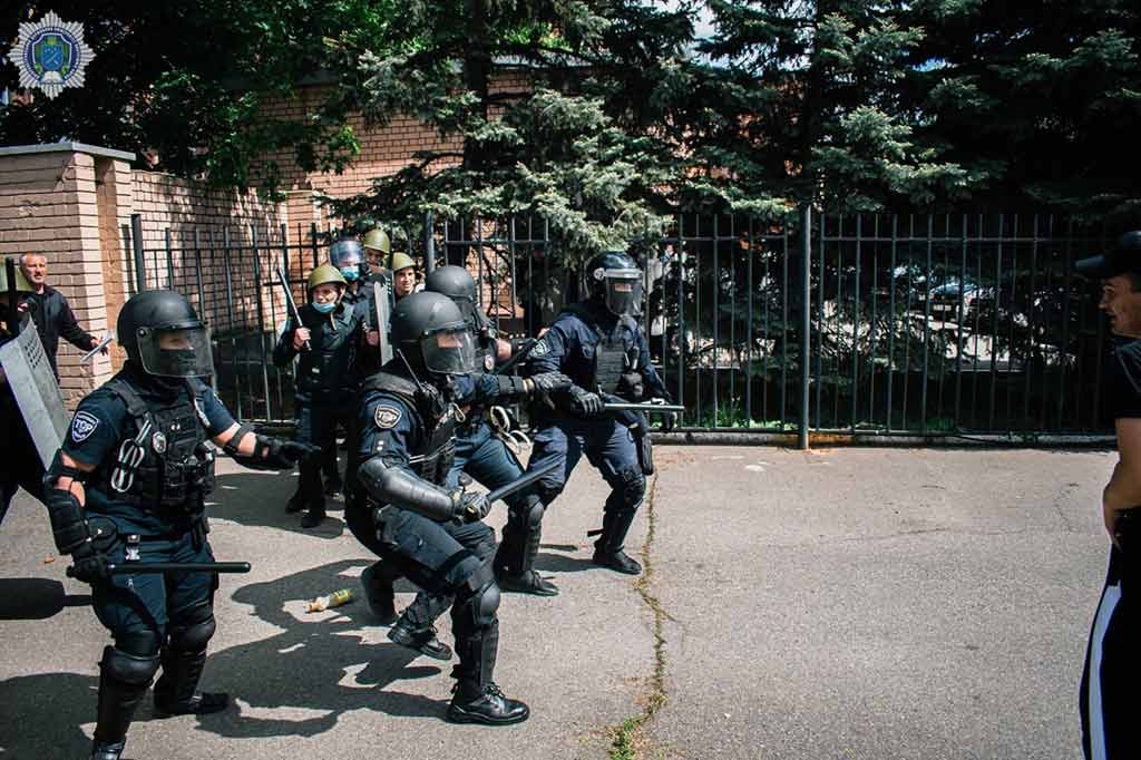 Стычки с полицией и клубы дыма: что происходило возле Университета внутренних дел в Днепре 4