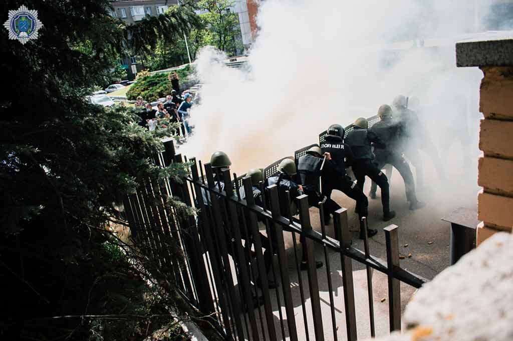 Стычки с полицией и клубы дыма: что происходило возле Университета внутренних дел в Днепре 5