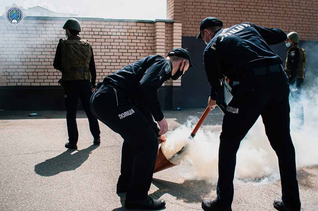 Стычки с полицией и клубы дыма: что происходило возле Университета внутренних дел в Днепре 6