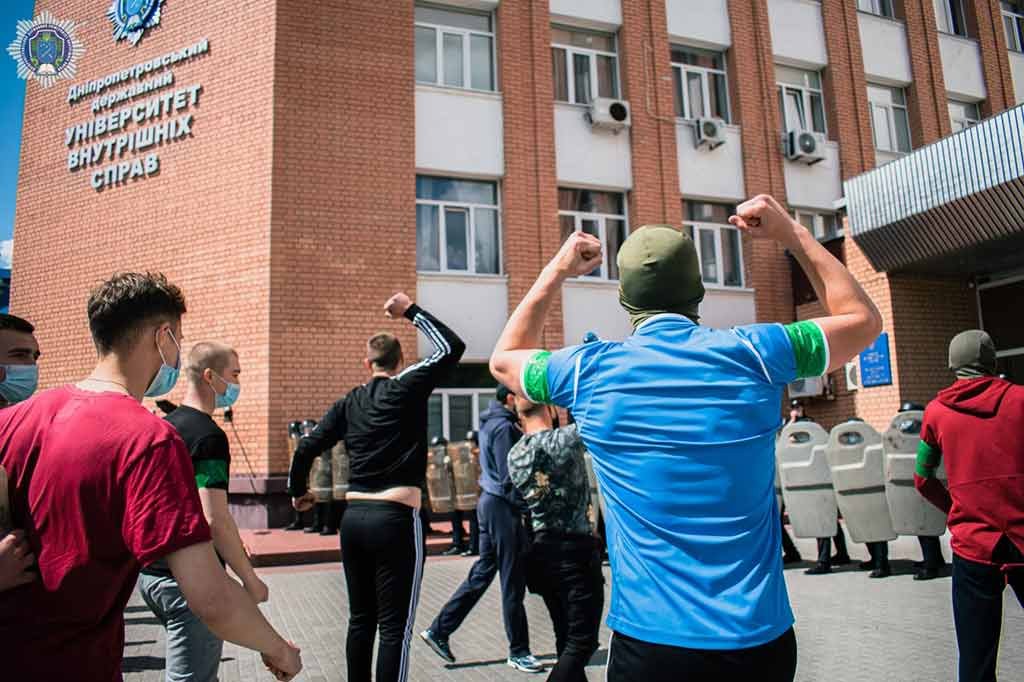 Стычки с полицией и клубы дыма: что происходило возле Университета внутренних дел в Днепре 7