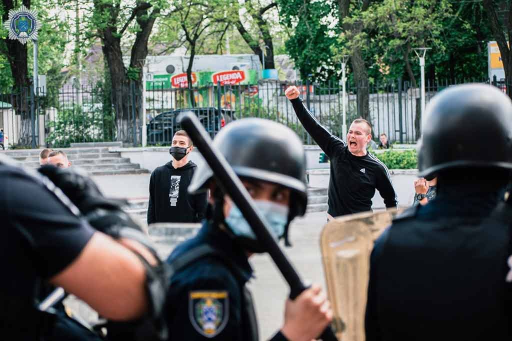Стычки с полицией и клубы дыма: что происходило возле Университета внутренних дел в Днепре 8