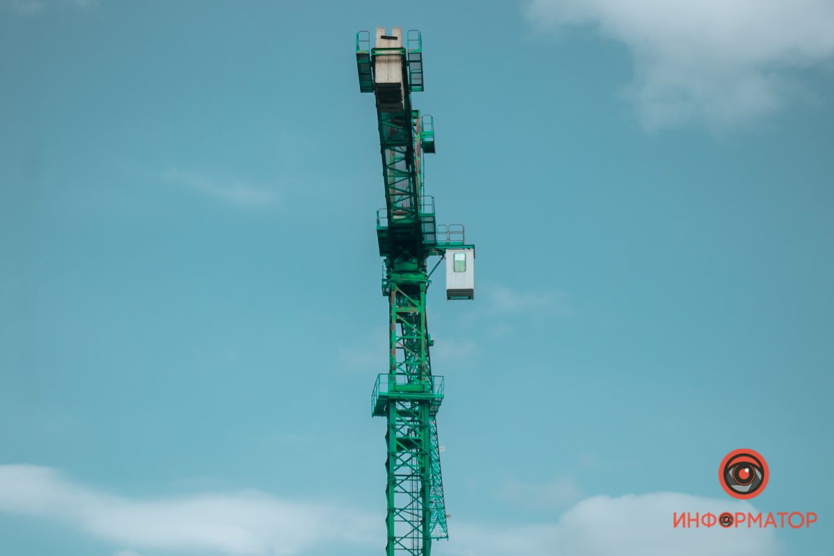 „Бессмысленная, теплая печаль. Часы стучат, как уходящий поезд… Любите нас. Сегодня и сейчас. Не потому, что завтра будет поздно, А просто так. Сегодня и сейчас. Прозрачная тоска, смешная поза, Нелепые стихи, зеленый чай.“ — Олег Ладыженский 