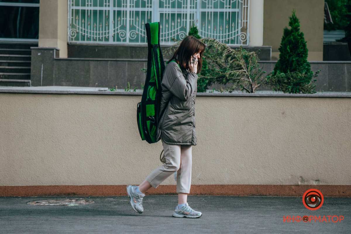 „Все, что видишь, все, что любишь, недостойно мудреца, Зелень, и миндаль, и вина — нет им счета, нет конца! Мир — змея, а честолюбец — это тот, кто ловит змей, Но змея от века губит неудачного ловца.“ — Рудаки 