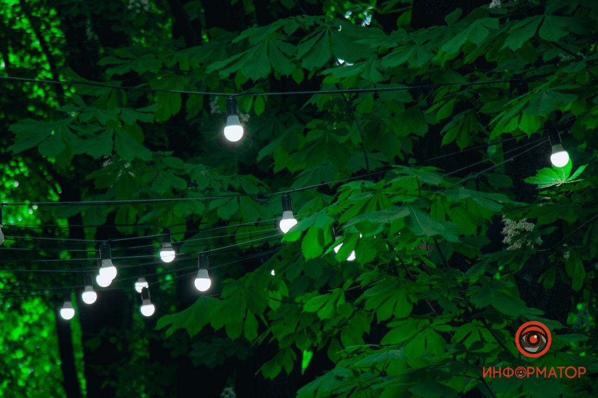 „Дышал на меня серебряный космос Зеленой листвою и летним теплом, В огромном просторе услышу я голос, Разлившийся небом во мраке ночном“ — Виктор Тафинцев 