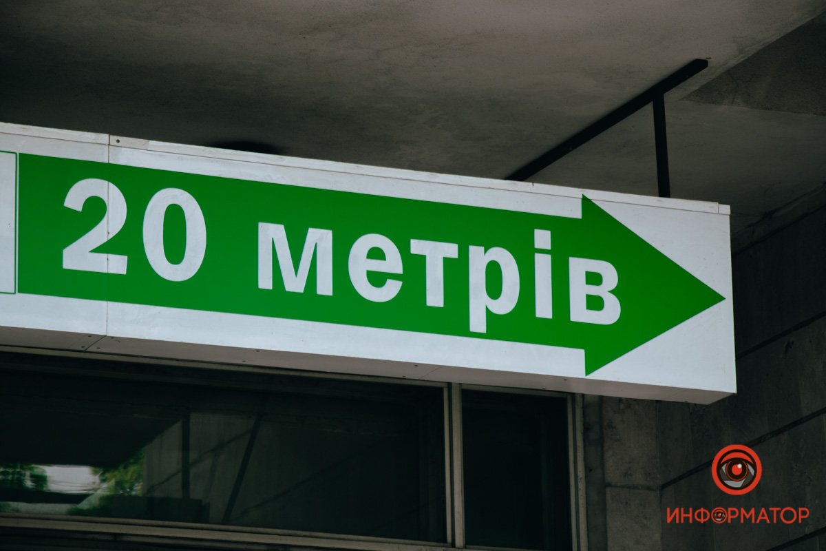 Топчут войны живую зелень. Пушки бьют по живому солнцу. Днём и ночью горят дороги, А любовь остаётся жить. Сергей Григорьевич Островой 