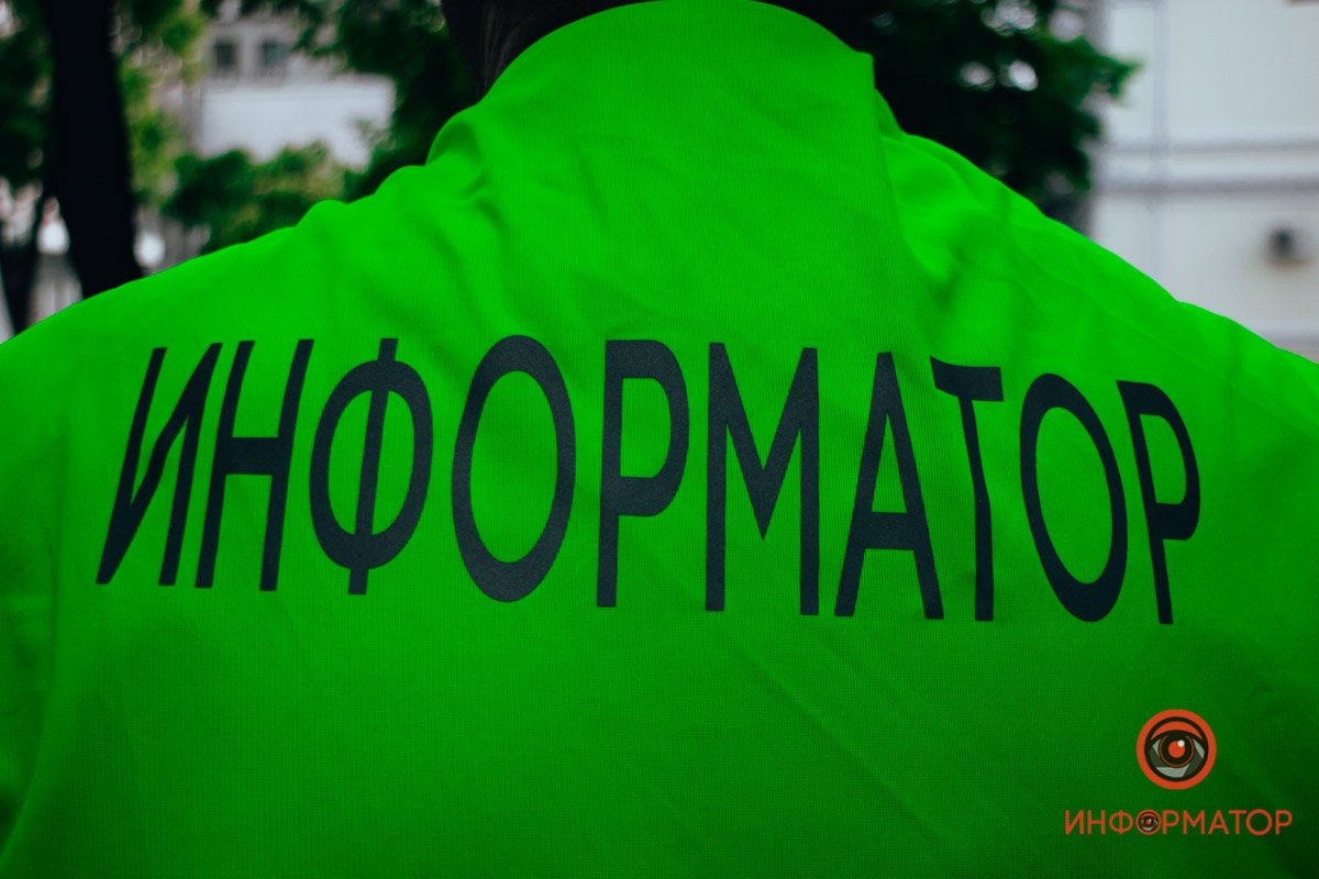 „Вскоре лес закончился, и мимо нас потянулись широкие, наполненные туманами и влагой равнины, за которыми в солнечном мареве тянулась и вздымалась легкая и глубокая пустота, разворачиваясь прямо из-под наших ног в восточном и южном направлениях, тянулась и впитывала в себя остатки воды и зеленую, полную светом траву, втягивала почвы и озера, небеса и газовые месторождения, которые светились этим утром под землей, золотыми жилами проступая на коже отчизны. И где-то на юге, за розовыми облаками восхода, по ту сторону утренней пустоты, четко проступали в воздухе легкие и обманчивые врата небесного Ворошиловграда.“ — Сергей Викторович Жадан 