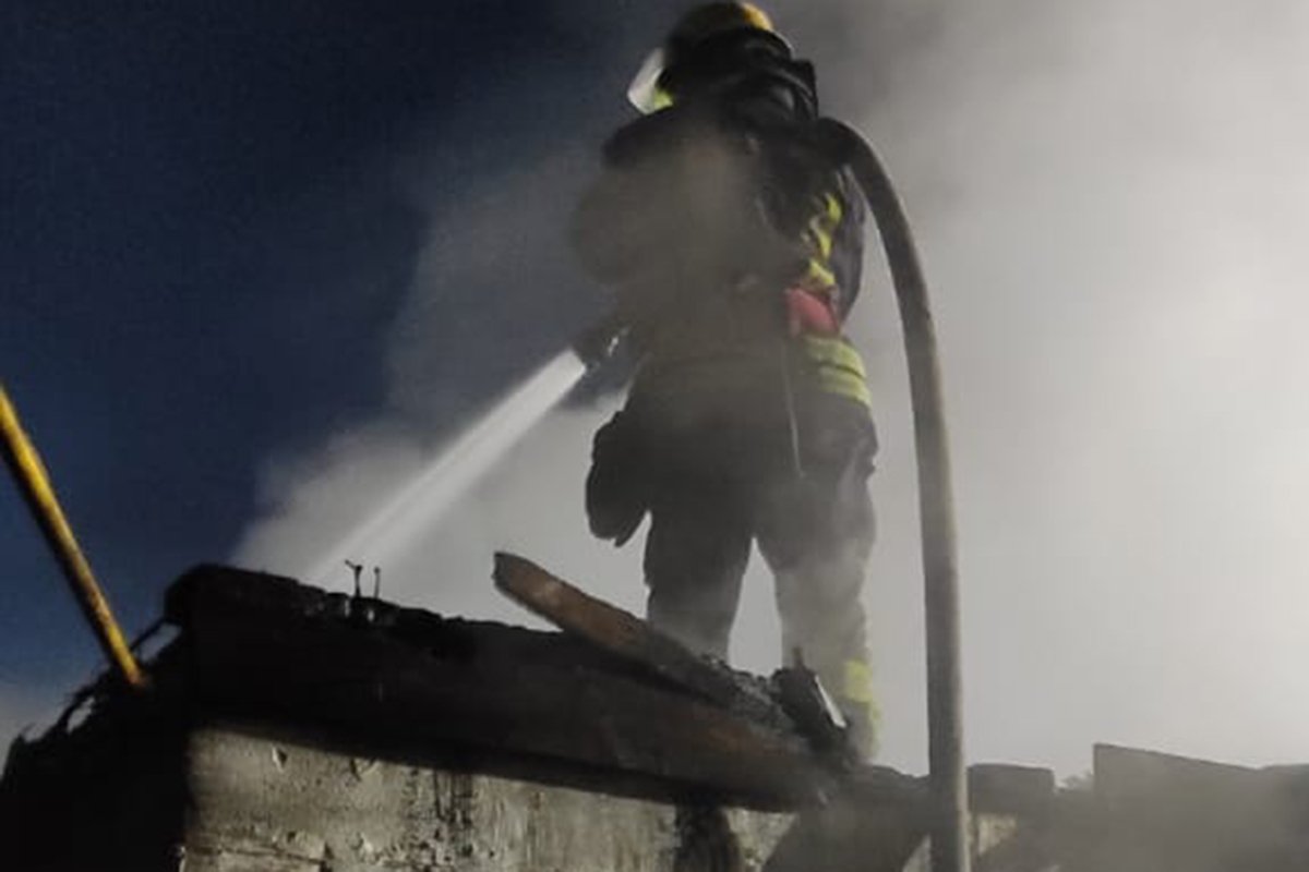 Горела крыша одноэтажного жилого дома