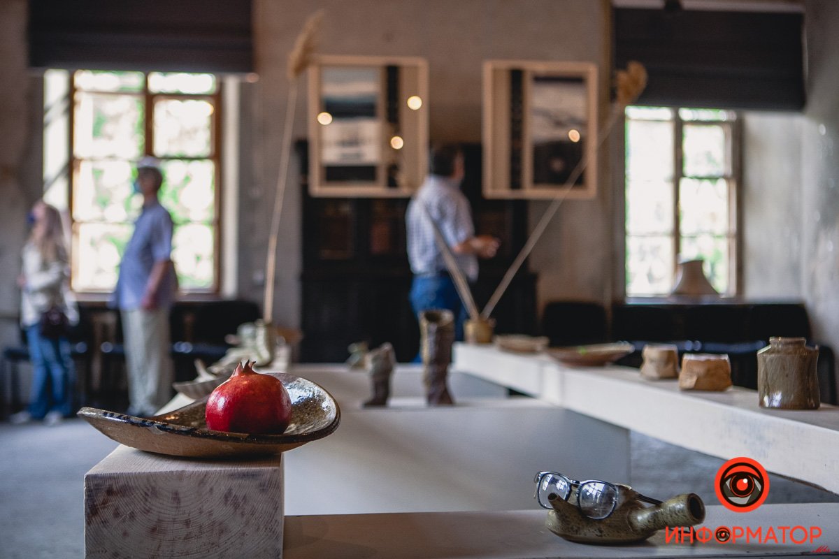 Смотрит на гранат