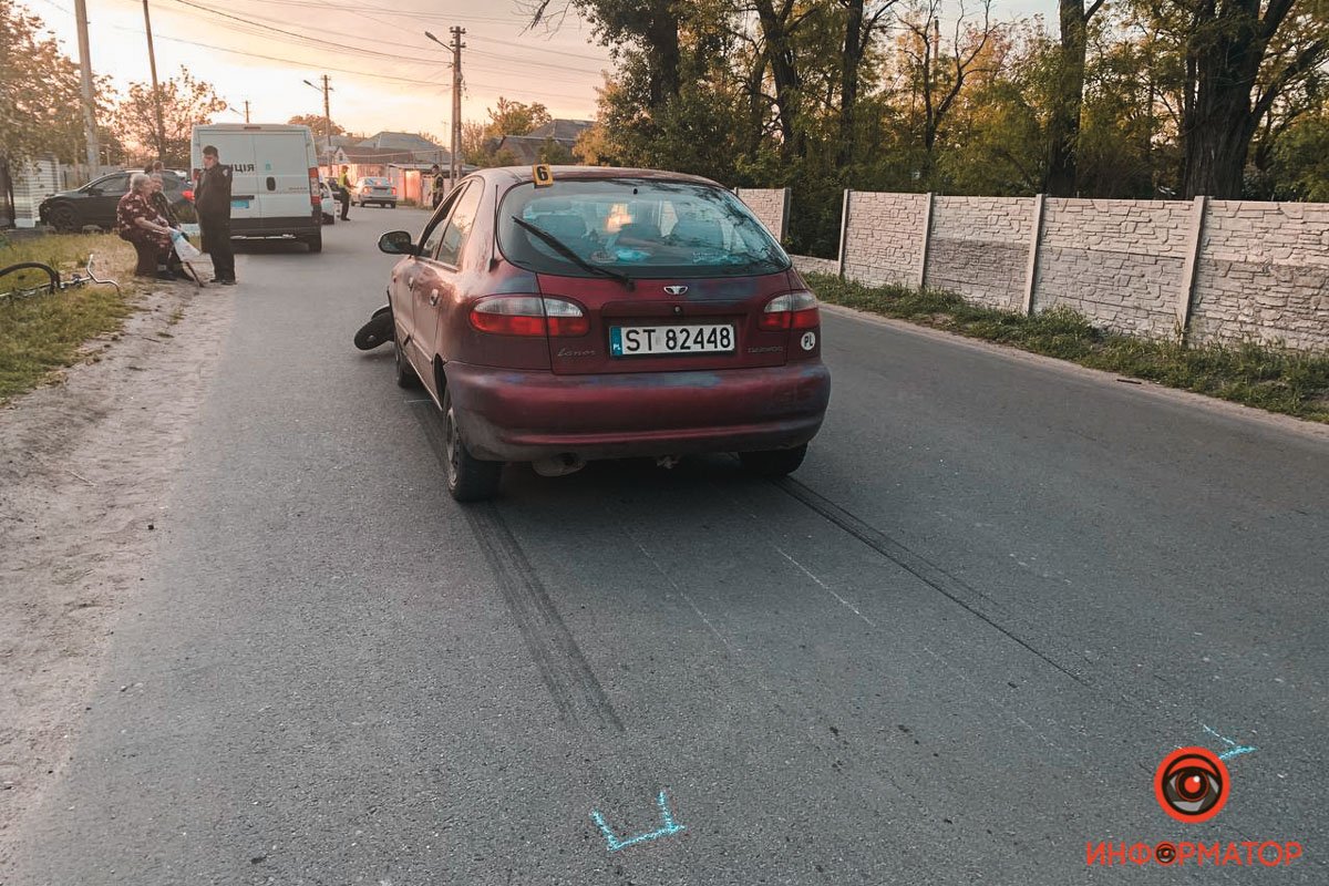 Lanos врезался в мотоциклиста, который заезжал во двор