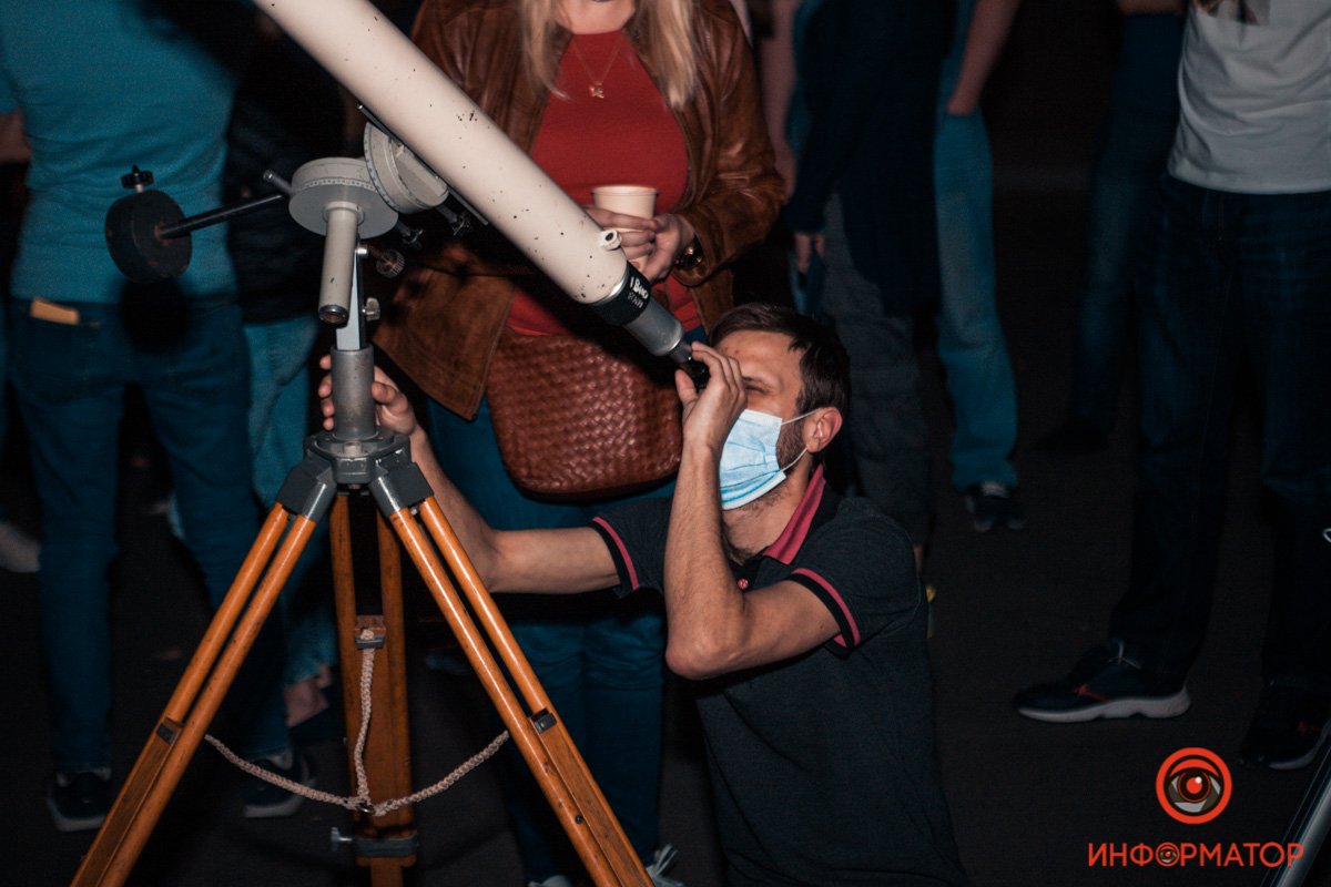 Луну высматривает