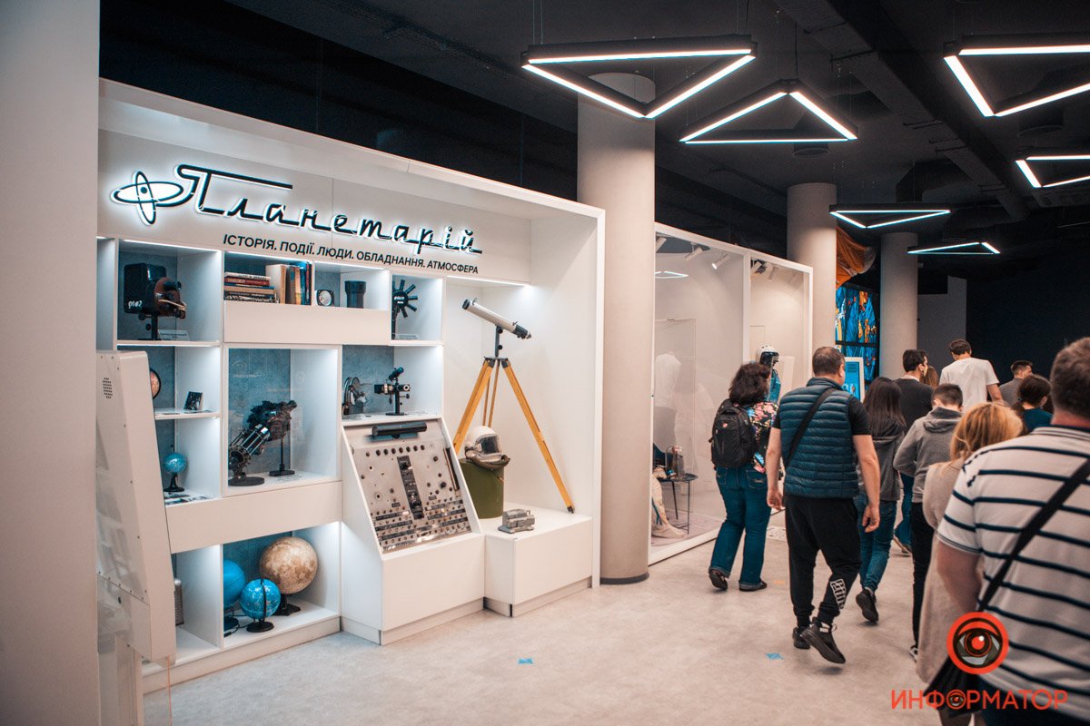 В планетарии даже холл выглядит футуристично 