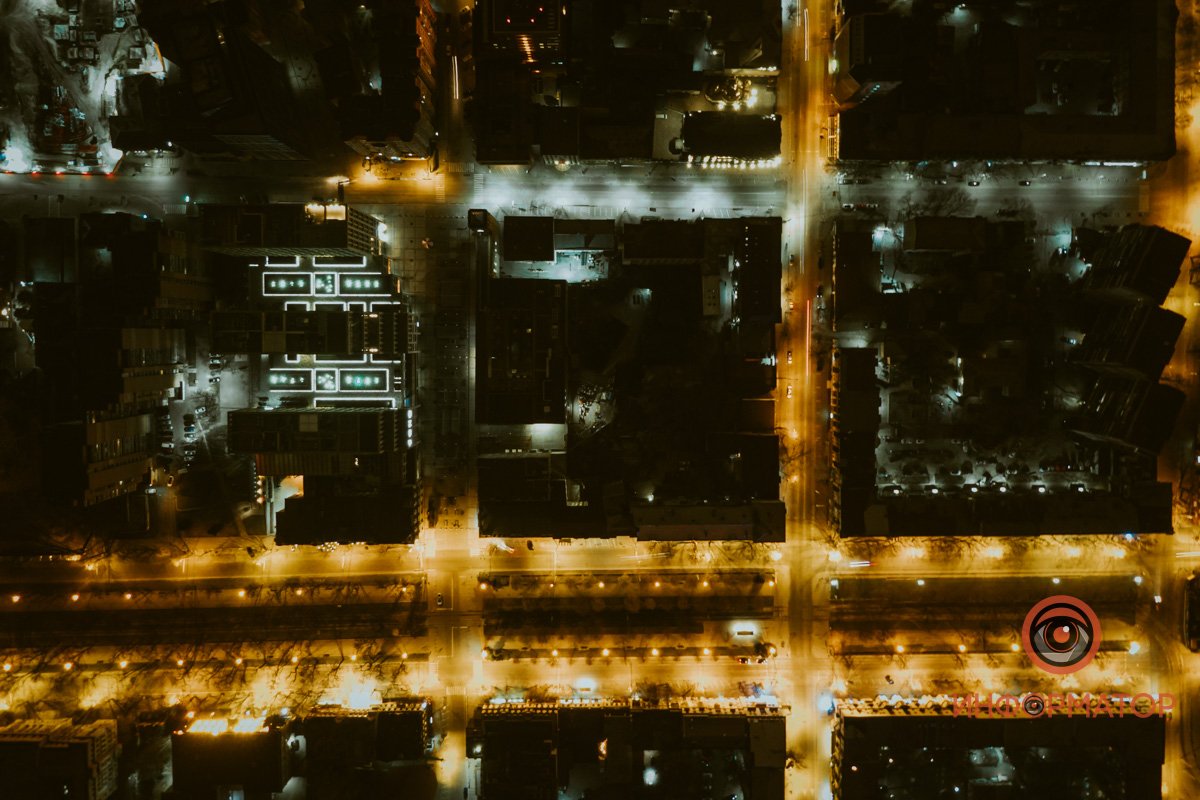 Проспект Яворницкого (снизу), улица Шевченко (сверху) Проспект Яворницкого (снизу), улица Шевченко (сверху)