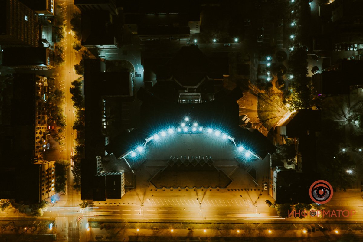 Днепровский горсовет, улица Воскресенская (слева) Днепровский горсовет, улица Воскресенская (слева)