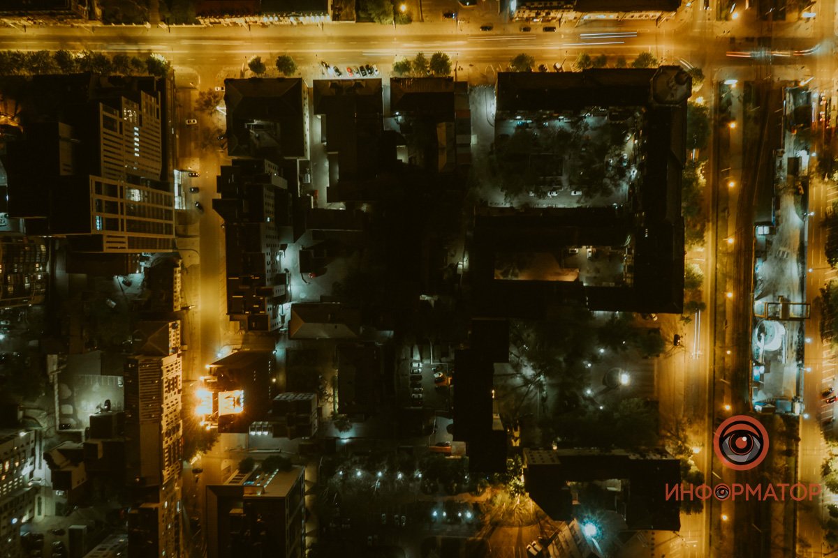 Улица Мечникова (слева), улица Андрея Фабра (сверху), проспект Яворницкого (справа) Улица Мечникова (слева), улица Андрея Фабра (сверху), проспект Яворницкого (справа)