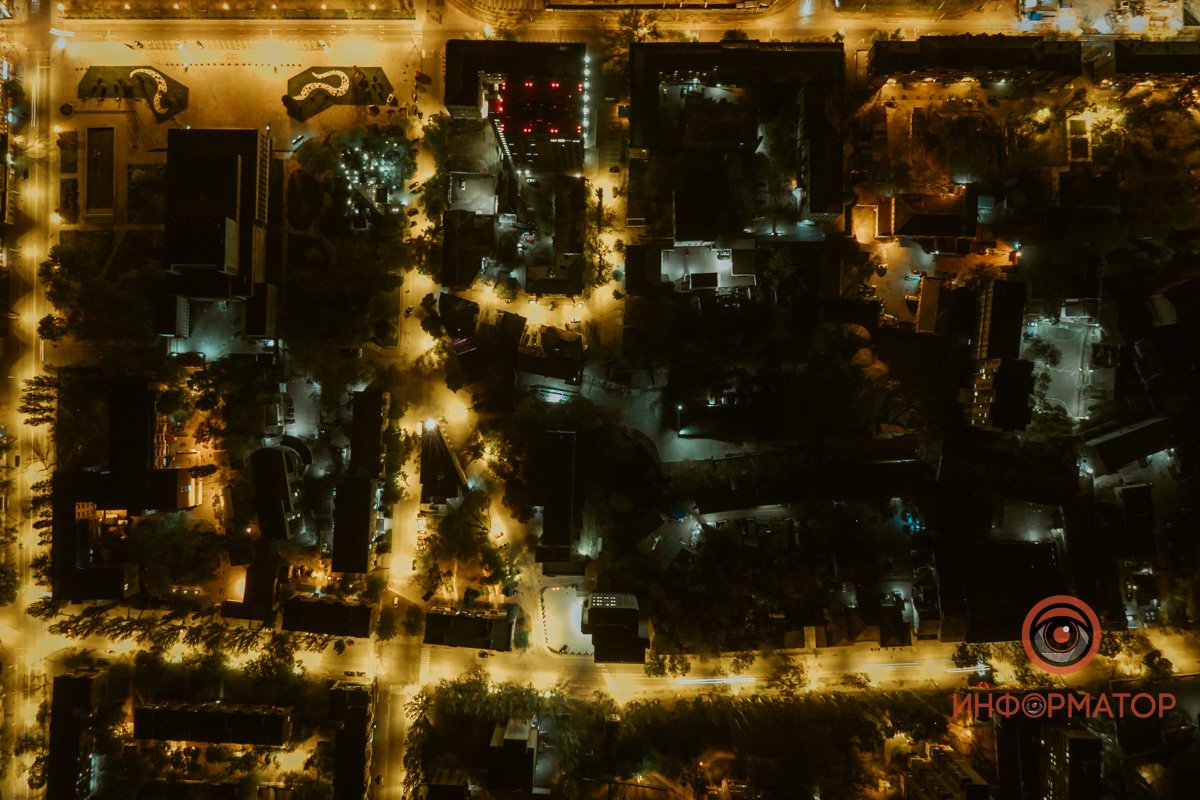 Театр оперы и балета (сверху слева), улица Князя Ярослава Мудрого (снизу) Театр оперы и балета (сверху слева), улица Князя Ярослава Мудрого (снизу)