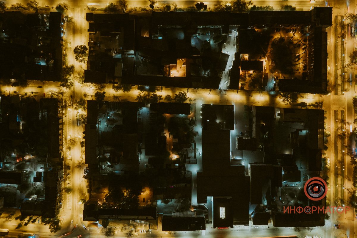 Улица В. Чапленко (центр), улица Пастера (снизу), улица Вокзальная (слева), проспект Яворницкого (справа) Улица В. Чапленко (центр), улица Пастера (снизу), улица Вокзальная (слева), проспект Яворницкого (справа)