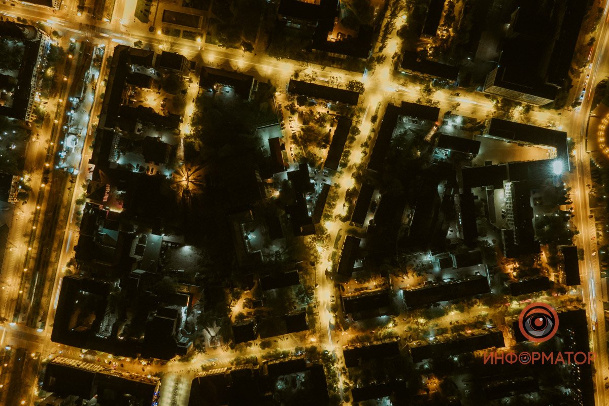 Улица Ю. Словацкого (сверху), улица Воскресенская (снизу), проспект Яворницкого (слева) Улица Ю. Словацкого (сверху), улица Воскресенская (снизу), проспект Яворницкого (слева)