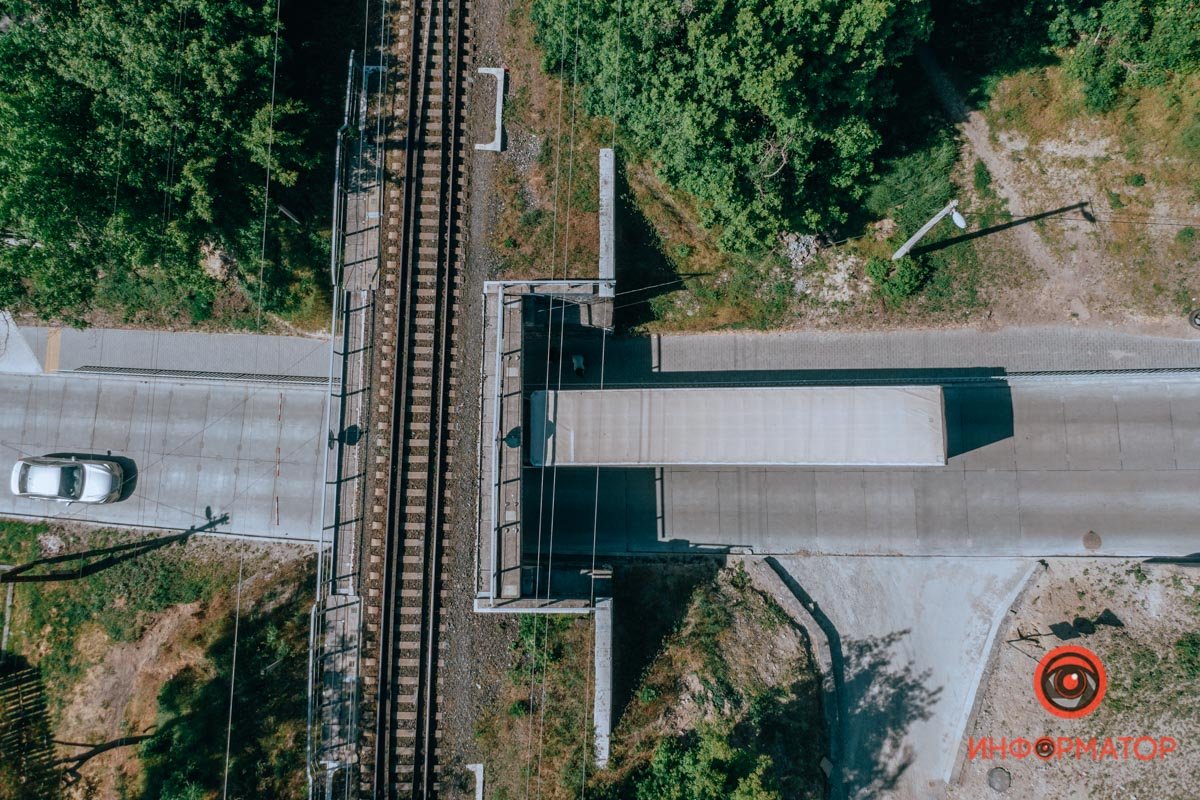Водители объезжают по встречной полосе