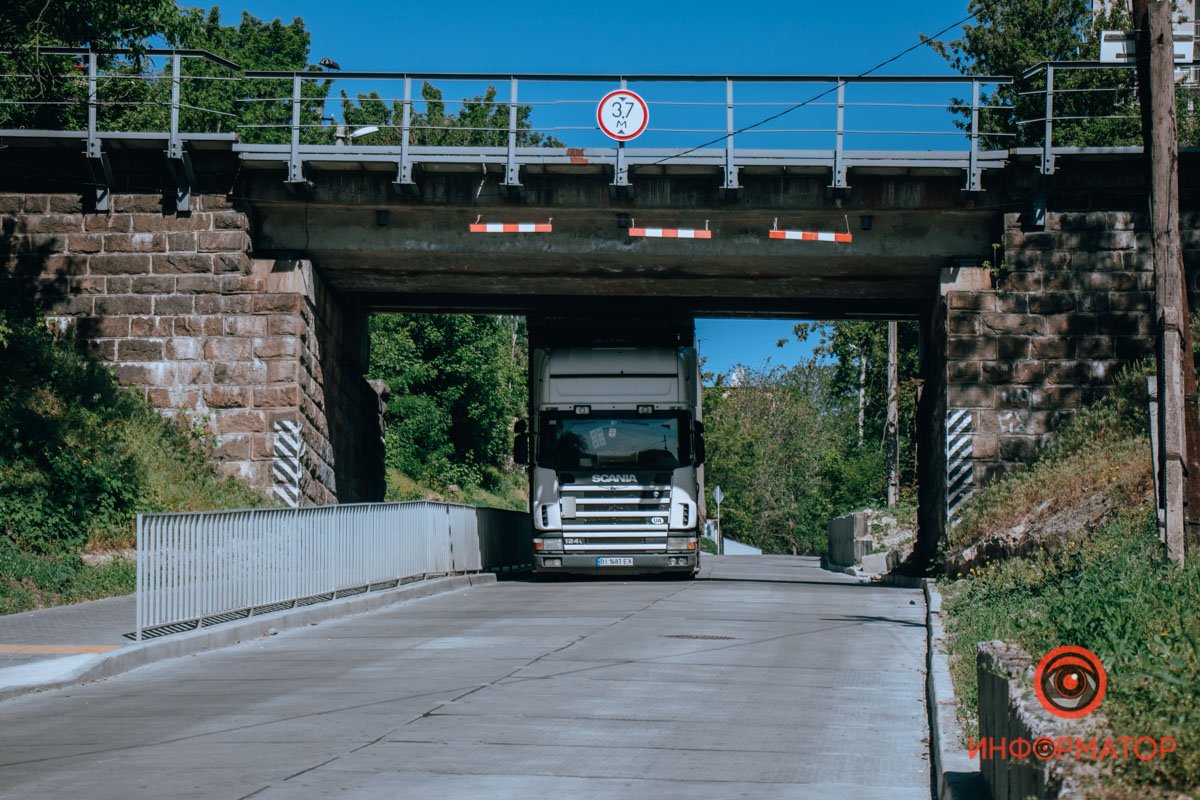 На спуске стоят запрещающие знаки