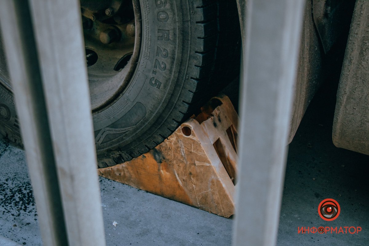 Водитель подпер колесо башмаком