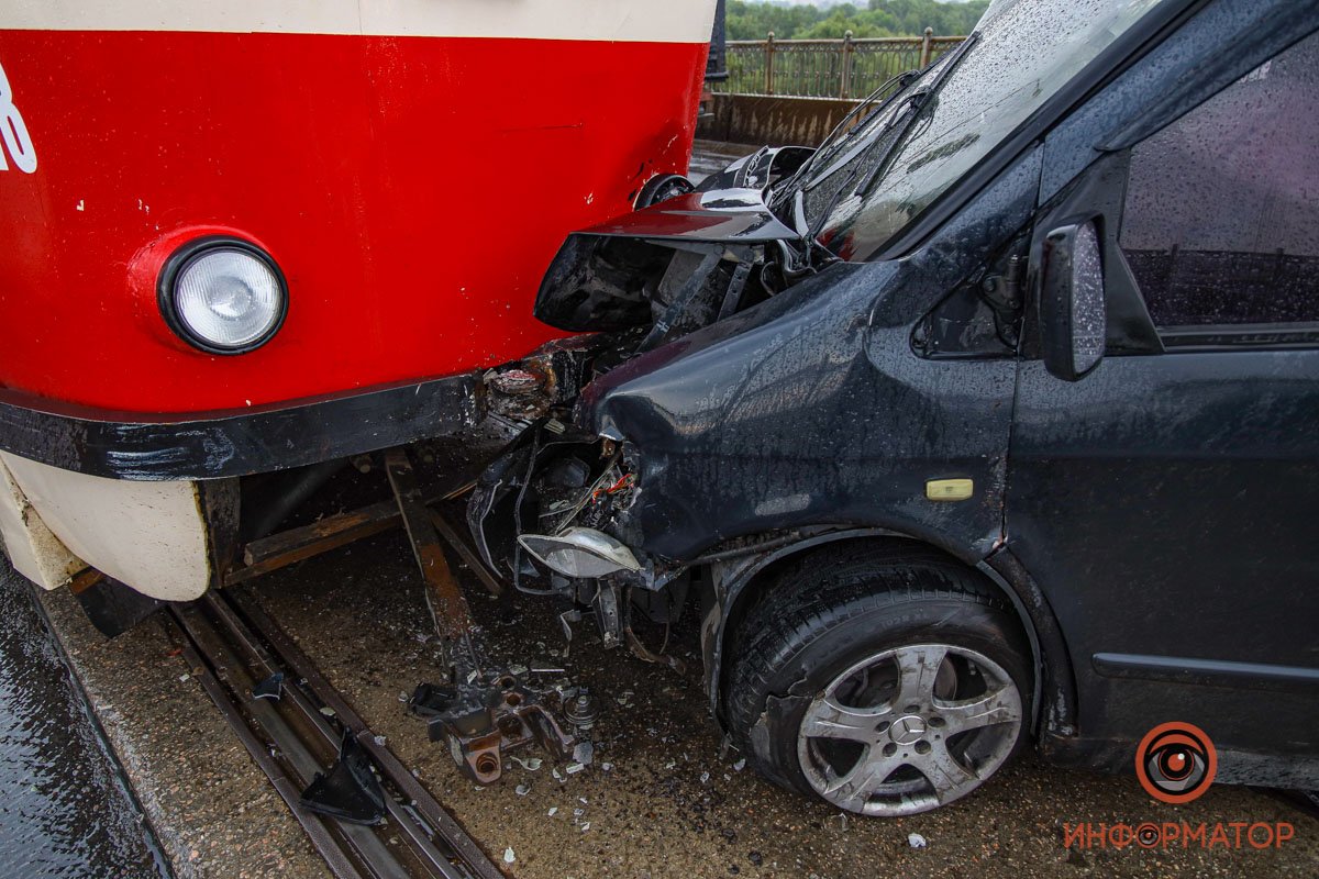 В понедельник, 24 мая, на Амурском мосту случилась авария В понедельник, 24 мая, на Амурском мосту случилась авария