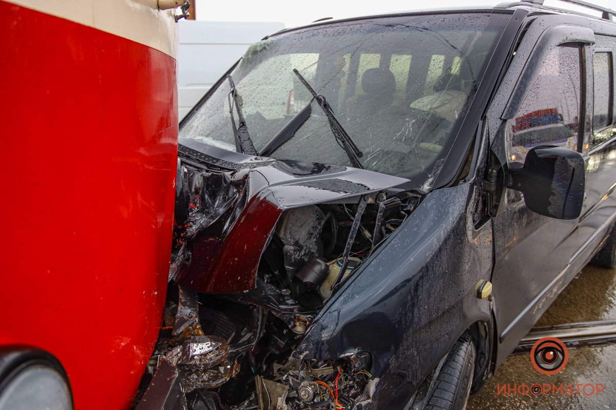 Здесь лоб в лоб столкнулись микроавтобус Mercedes и трамвай №6 Здесь лоб в лоб столкнулись микроавтобус Mercedes и трамвай №6