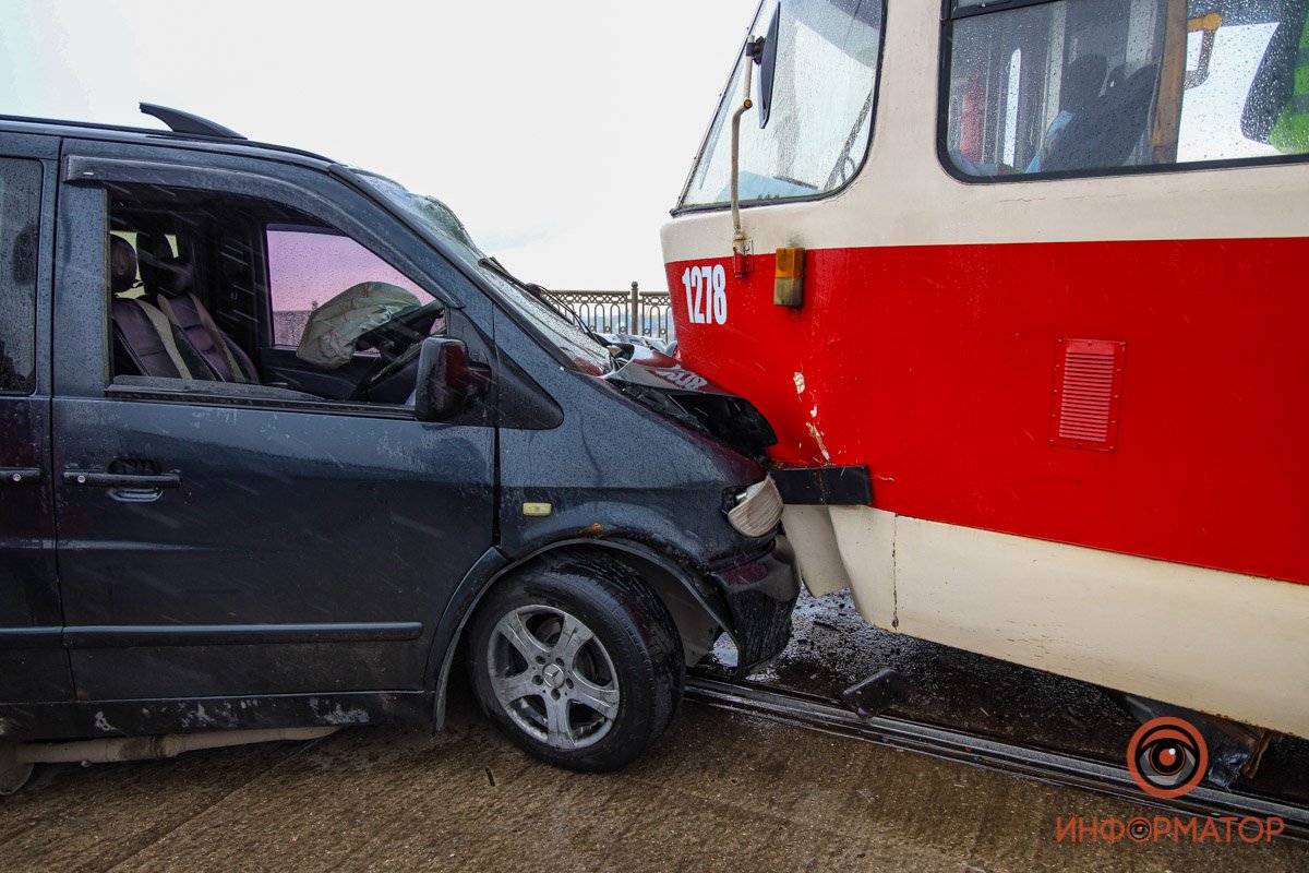 Пострадали водитель и пассажир авто Пострадали водитель и пассажир авто