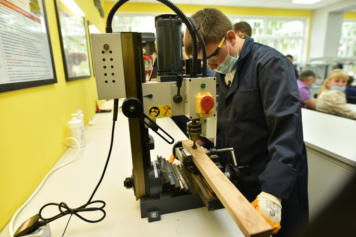 Современный кабинет трудов и лаборатория мехатроники открыты на левом берегу в сотрудничестве ИНТЕРПАЙП и горсовета Днепра 4