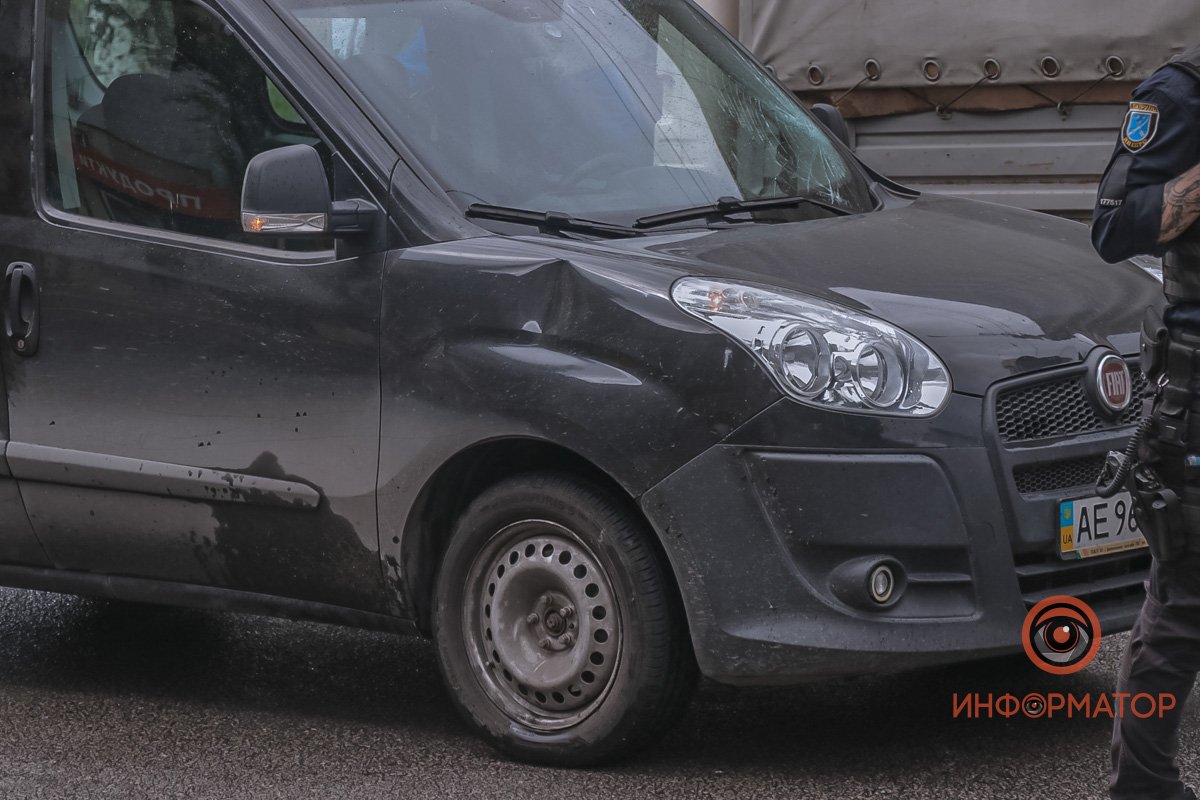 Здесь мужчина попал под колеса Fiat Doblo Здесь мужчина попал под колеса Fiat Doblo