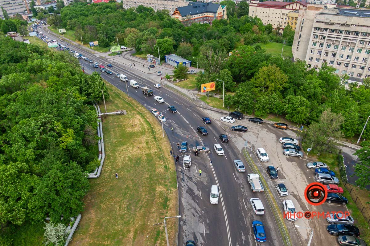 Здесь столкнулись четыре авто